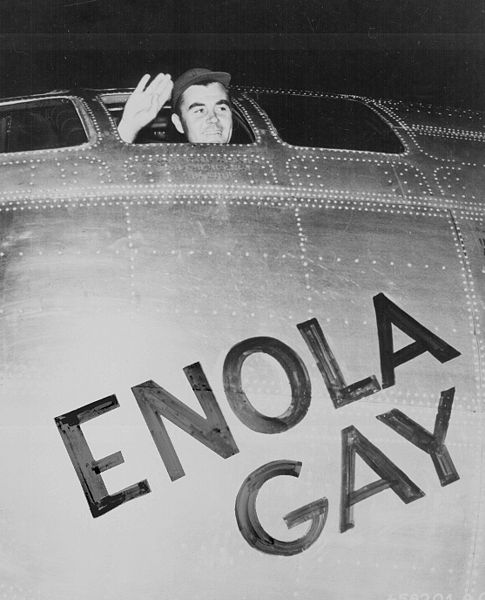 [Tibbets+en+el+interior+del+Enola+Gay,+agosto+de+1945..jpg]