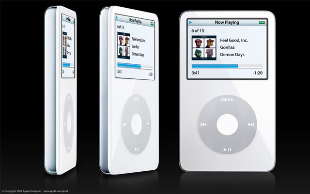 Fotografía de tres iPods en distintos ángulos, sobre fondo negro