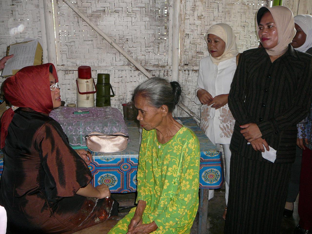 [rahmi+maryam+mengunjungi+rumah+warga+miskin+bukan+saja+dari+dapan+namun+hingga+kedapur.JPG]