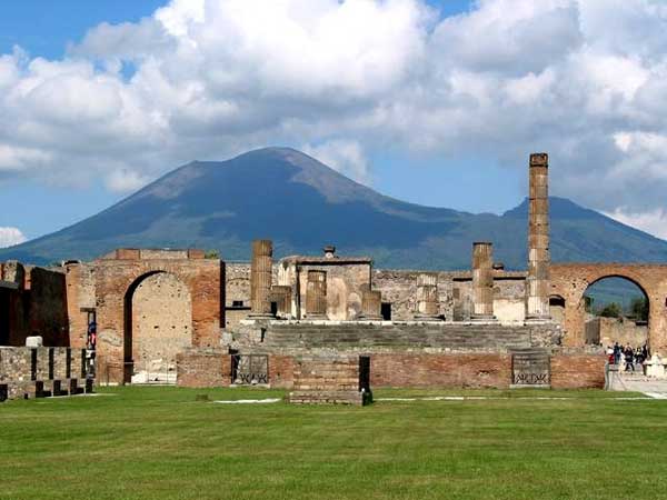 [pompeii_temple_of_jupiter.jpg]