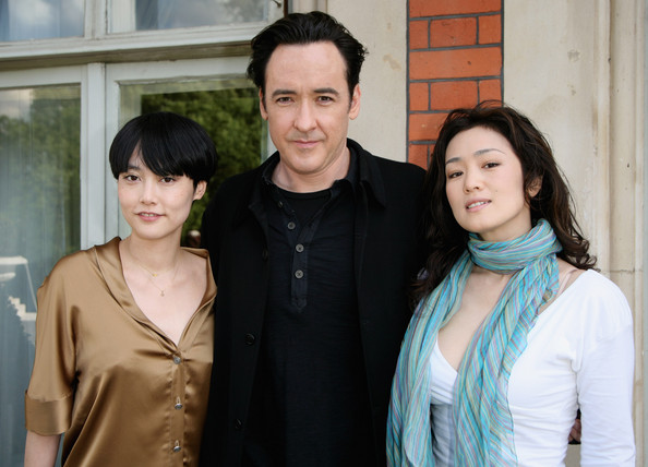 [Rinko+Kikuchi,+John+Cusack+and+Gong+Li+pose+for+a+photocall+on+June+17th+2008+to+promote+the+up-coming+release+of+the+film+Shanghai,+currently+filming+in+London,+England.jpg]