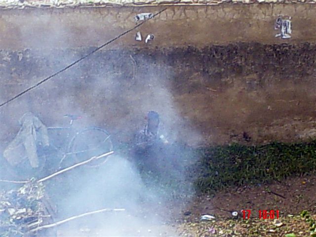 [The+smoke+from+the+garbage+and+bush+burning+finds+a+way+into+our+flats+despitethe+windows+being+closed!-787832.jpg]