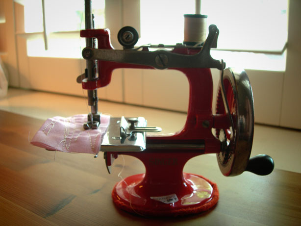 [singer+childs+sewing+machine.jpg]