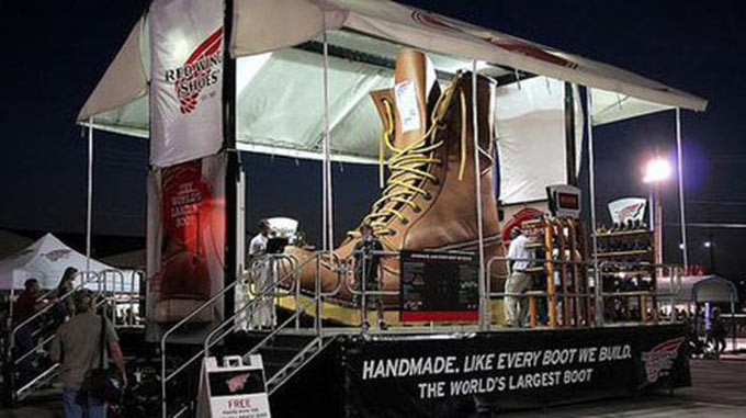 [world-s-largest-boots.jpg]