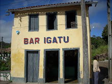 De bar Igatu met de drie scheve deuren.
