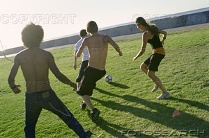 [grupo-jovem-pessoas-tocando-jogo-futebol-campo-~-itf042025.jpg]