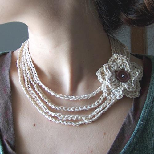 [white_necklace2.jpg]