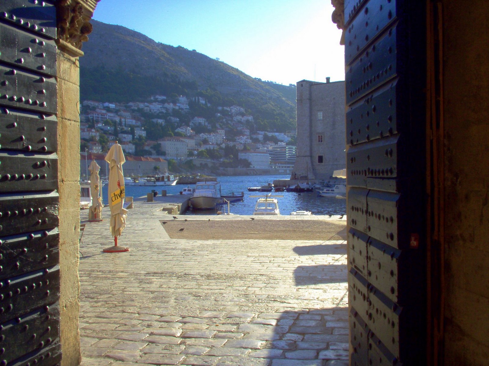 [Dubrovnik,+la+porta+che+dà+sul+porto.JPG]