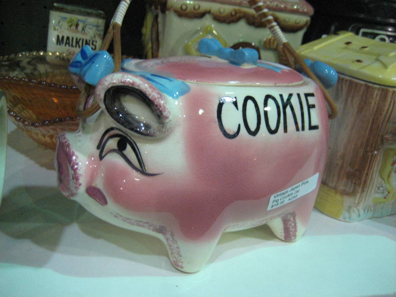 [old+stuff+-+pig+cookie+jar.JPG]