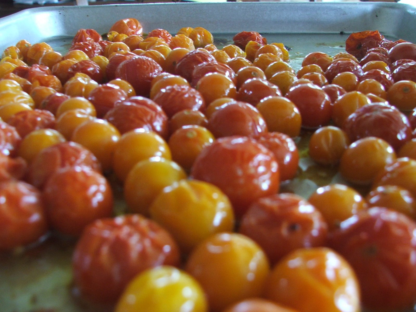 [roasted+cherry+tomatoes+aug2007.JPG]