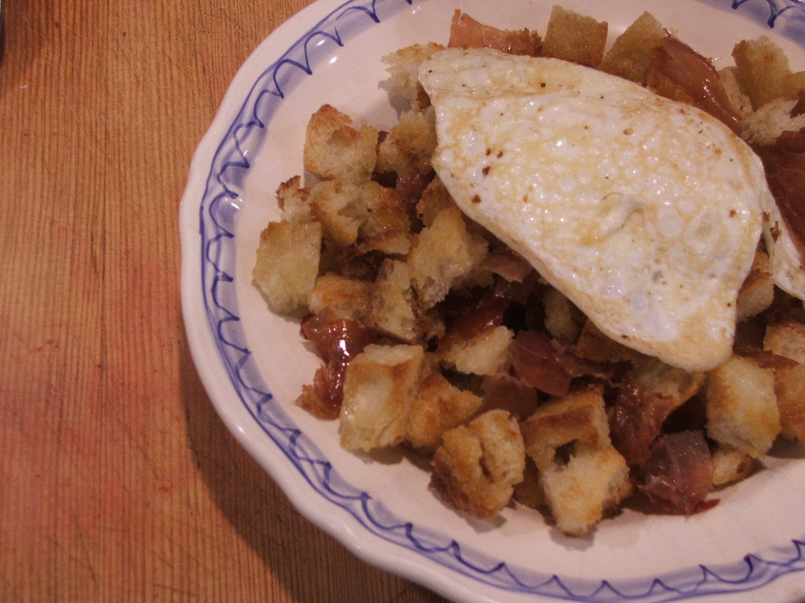 [migas+with+fried+egg+oct2007.JPG]