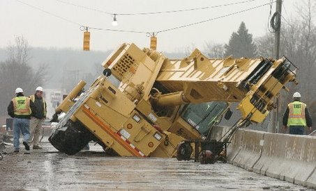 [Michigan+crane+collapse.jpg]
