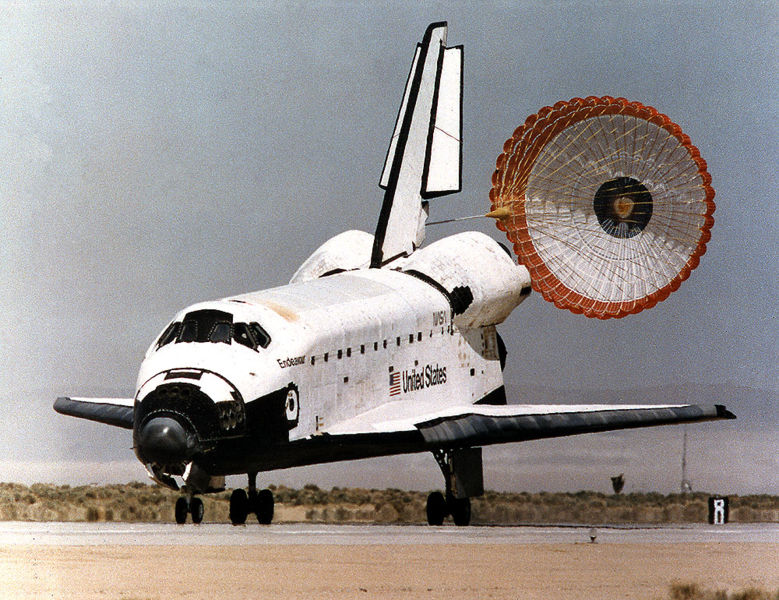 [779px-950318_STS67_Endeavour_landing.jpg]