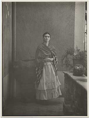 [Frida+Kahlo+in+her+patio,+1931.jpg]