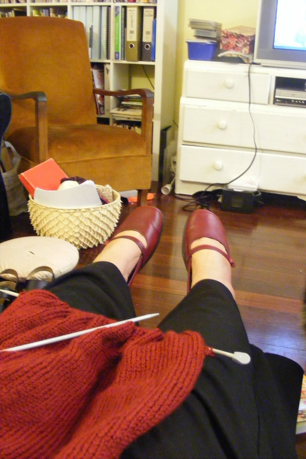 [foreshortened+legs+in+new+shoes.JPG]