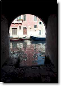 [cannaregio_calle_tintoretto_view_of_canal_through_arch.jpg]