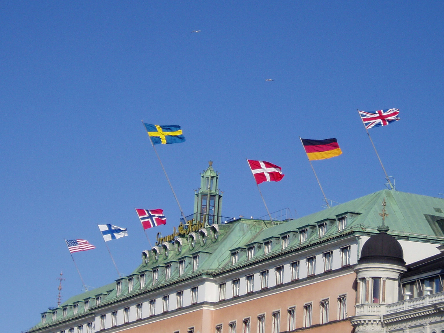 [Stockholm+Spring+Grand+Hotel+flags.JPG]