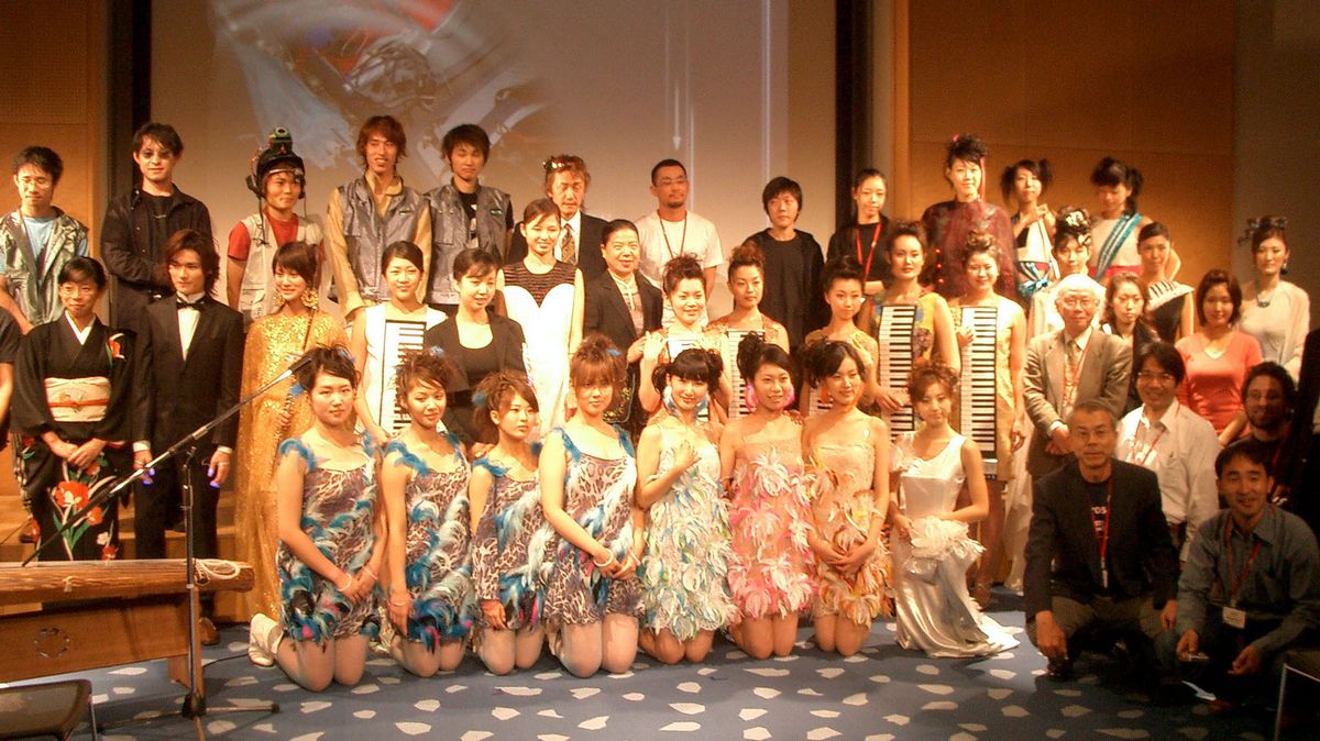 [2005-10_jp-osaka_iswc-fashion_8_fashion-group_b.jpg]