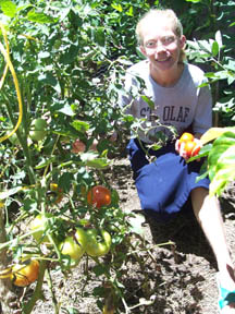 [17+-+Me+harvesting+tomates+2005S.jpg]