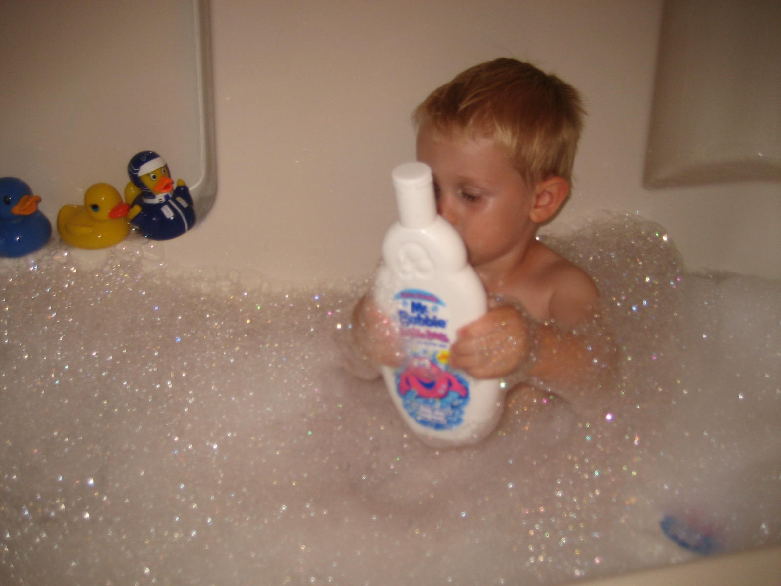 [Ryan+and+his+bubble+bath+002.jpg]