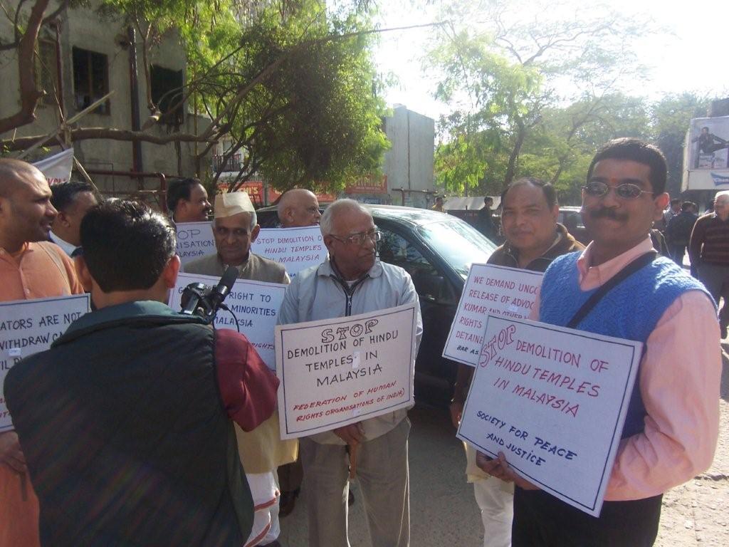 [pictures-of-demonstration-of-fhroi-at-malaysian-high-commission-on-24122007-at-new-delhi-4.jpg]