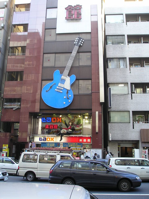 [tokyo_guitarshop.jpg]