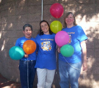 La Farge childrens' staff in Summer Reading t-shirts