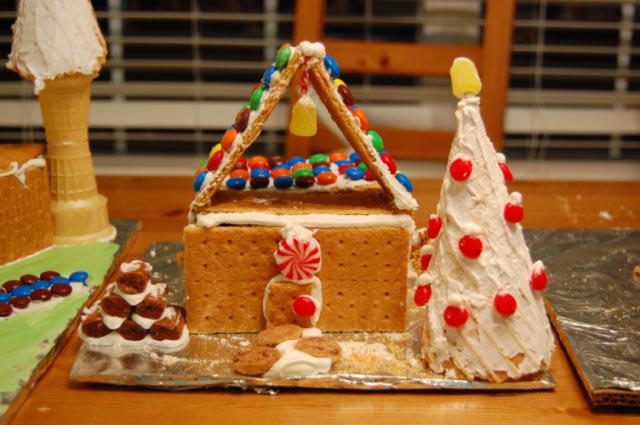 [2007-12-22-Gingerbread+Houses027.jpg]