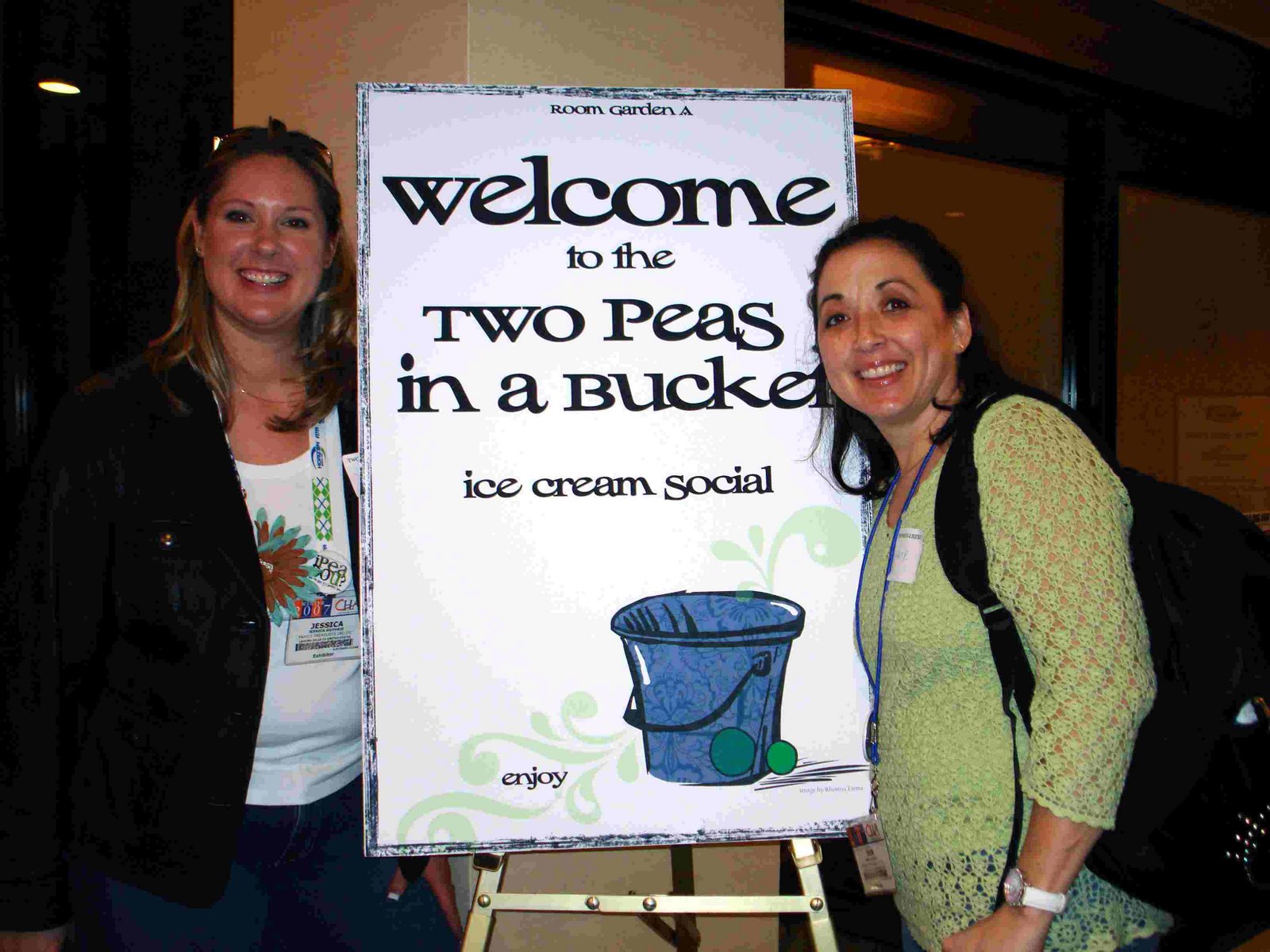 [Nan+and+me+2+peas+sign.jpg]