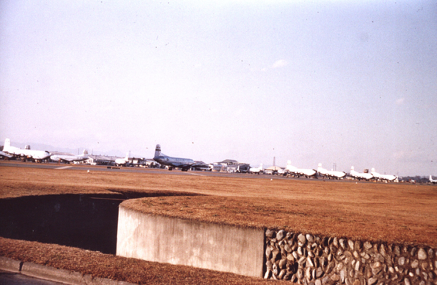 [south+perimeter+road+Tachikawa+AB+Oct+1963+C-124s.jpg]