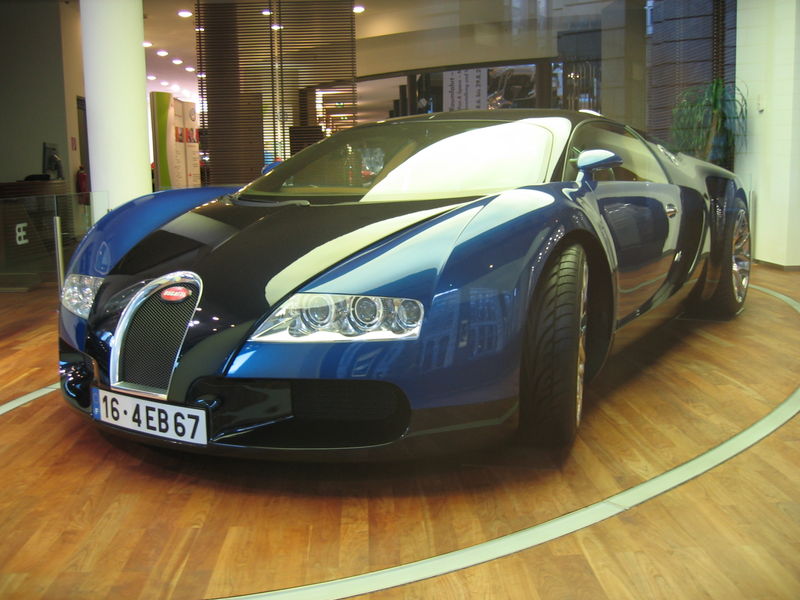 [800px-Bugatti_Veyron_16_4_2.jpg]