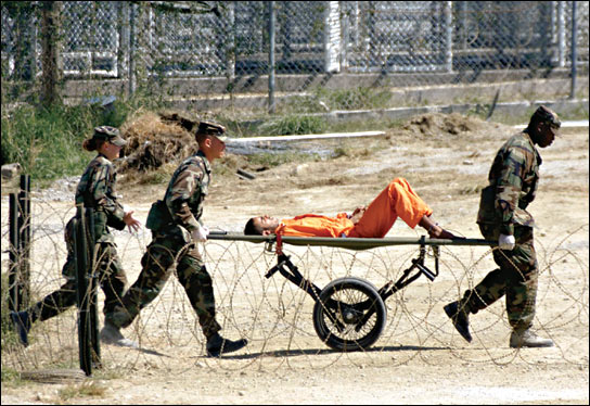[Prisionero+en+base+Guantanamo.jpg]