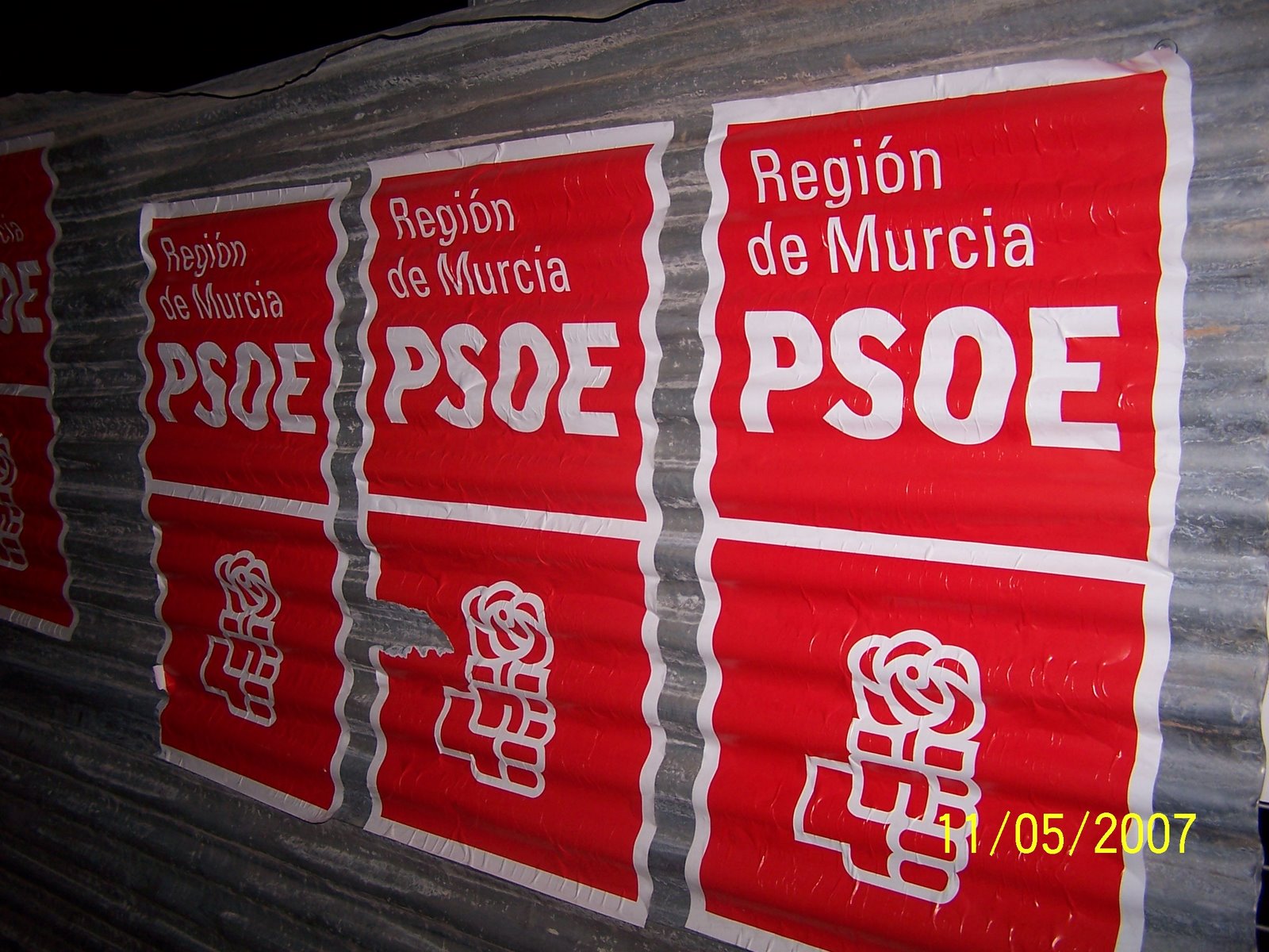 [PEGADA+CARTELES+PSOE+MAYO+2007+5.jpg]
