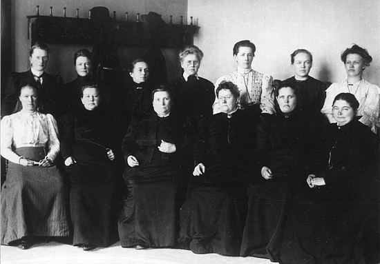 [Women_in_Finnish_Parliament_(1907).jpg]