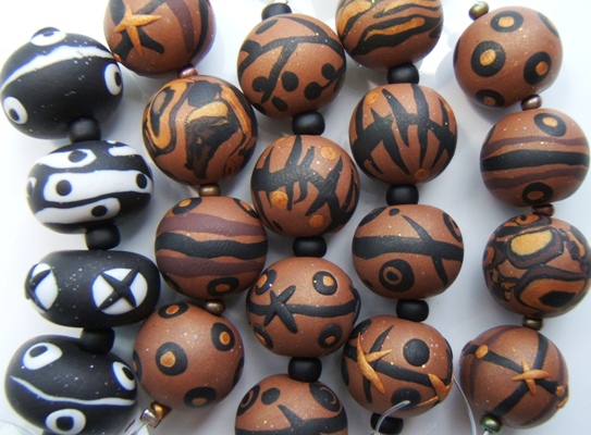 [ponsawan-black&brown+beads.jpg]