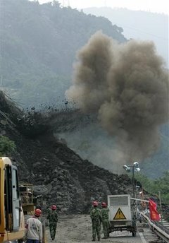 [08_05+sichuan+landslide+2.jpg]