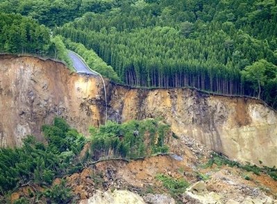 [08_06+Japan+landslide+3.jpg]