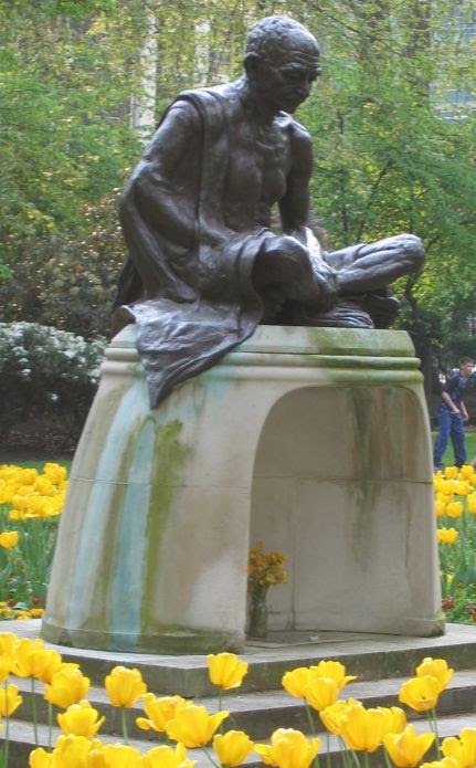 [Gandhi_statue%2C_Tavistock_Sq_Gardens.jpg]