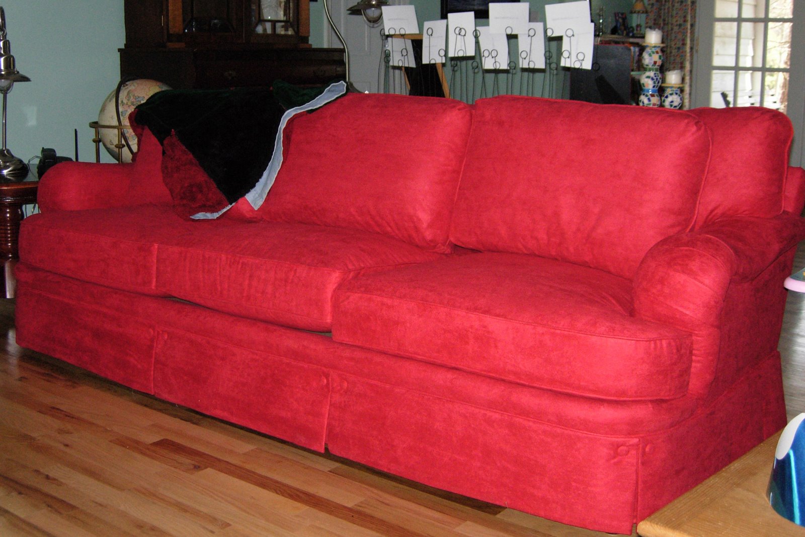 [new.sofa.jpg]