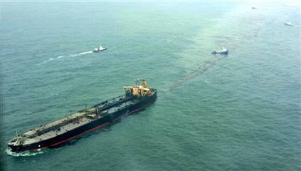 [HK+single+hull+tanker+oil+spill.jpg]