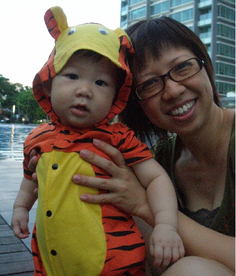 [tiger+&+mom.JPG]