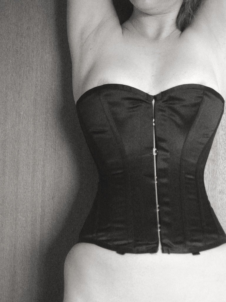 [corset016.jpg]