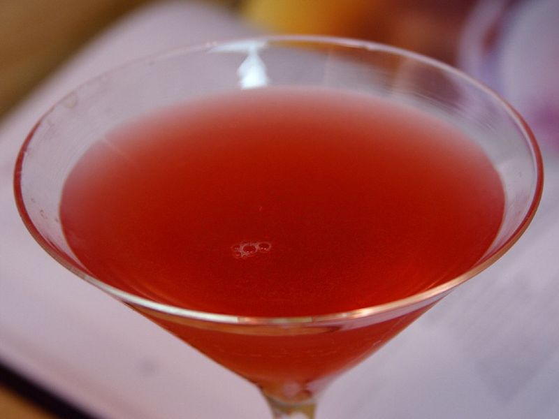 [800px-Cosmo_drink.jpg]