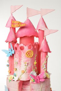 [200px-Castle_birthday_cake.jpg]