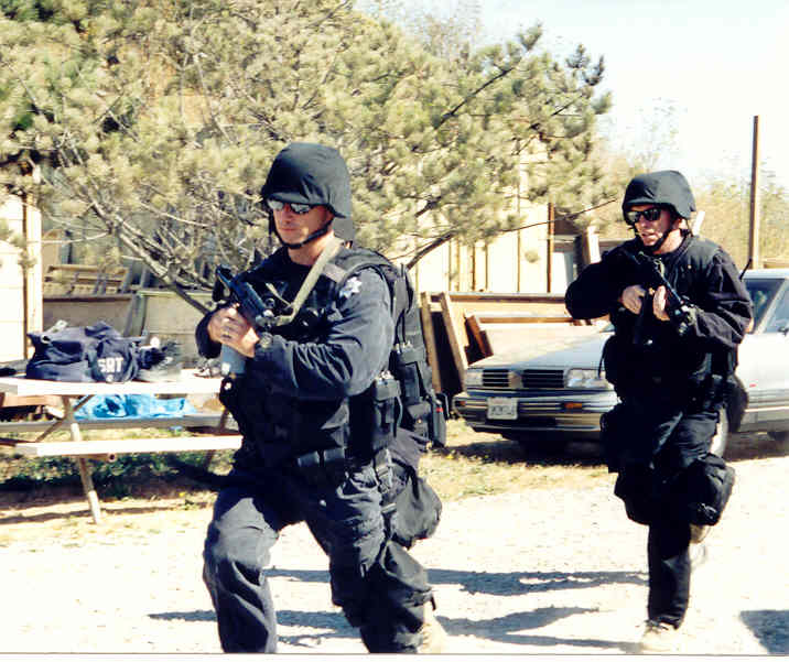 [Photograph+of+SWAT+officers+running.jpg]