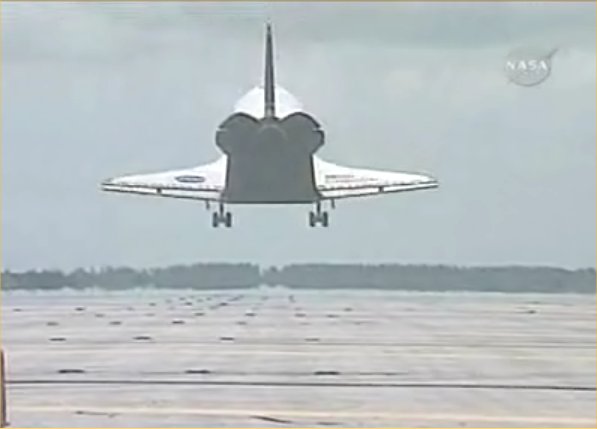 [STS-118+Landing+NASA+TV.jpg]
