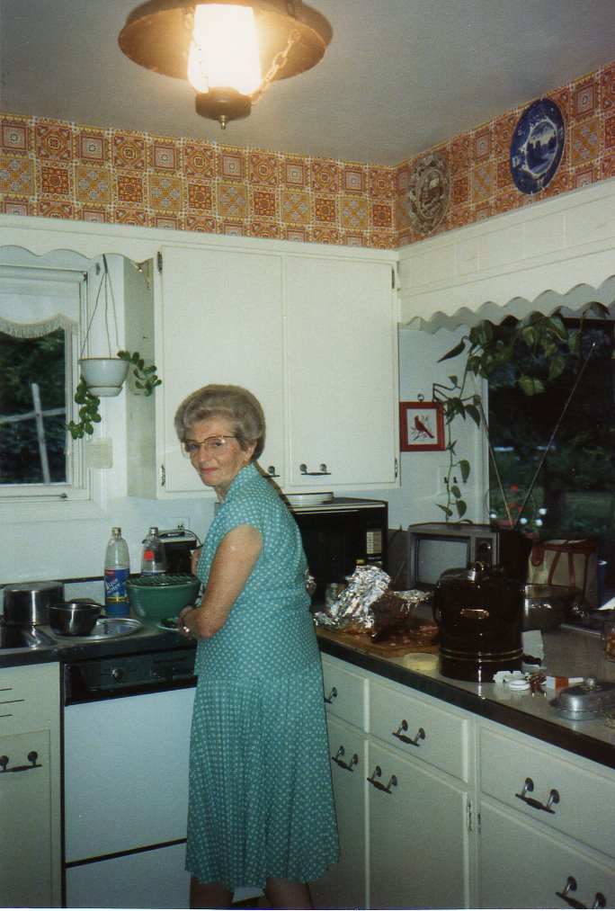 [Aunt+Dorothy+in+the+kitchen.jpg]