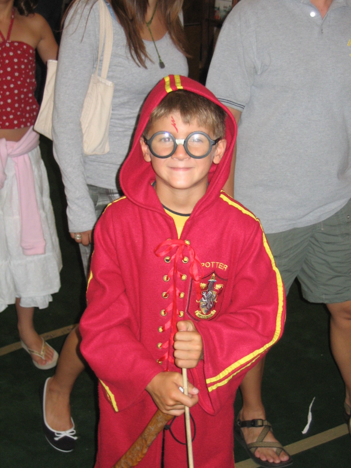 [Young+wizard+waits+in+line+for+HP7.JPG]