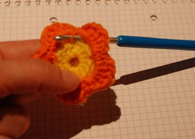 لعمل وردة بالكروشي Fleur+au+crochet-12