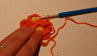 لعمل وردة بالكروشي Fleur+au+crochet-16